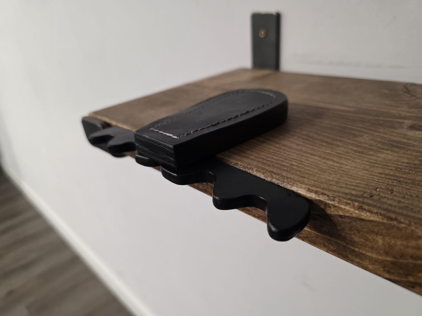Folding portable cue rack