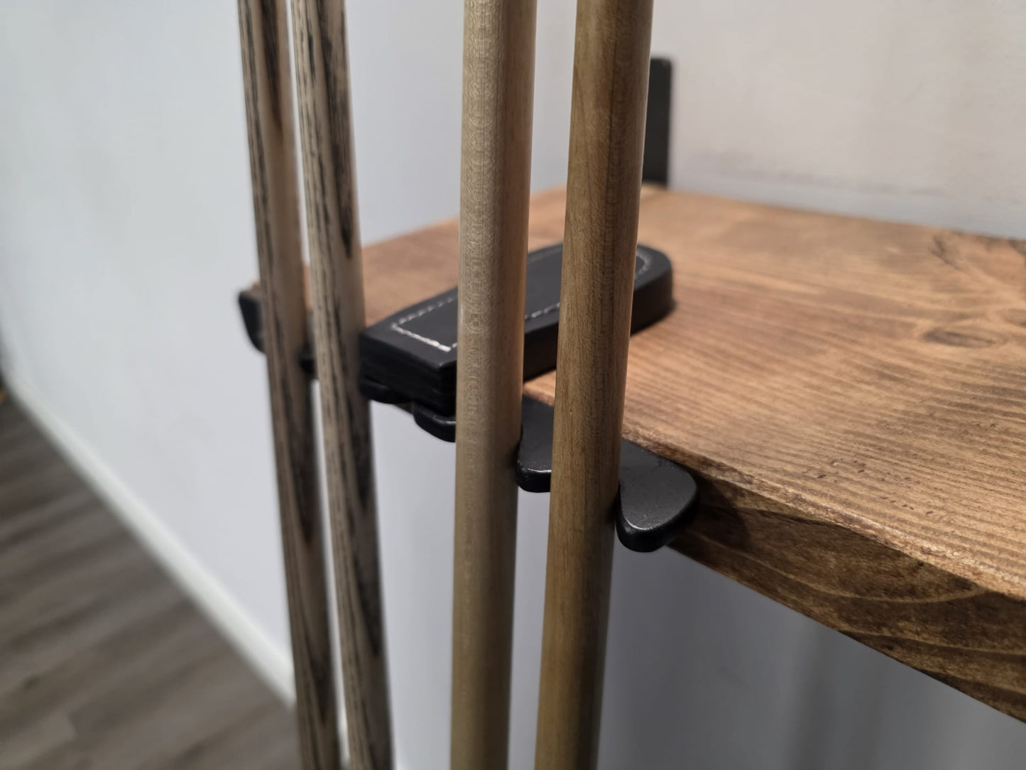 Folding portable cue rack