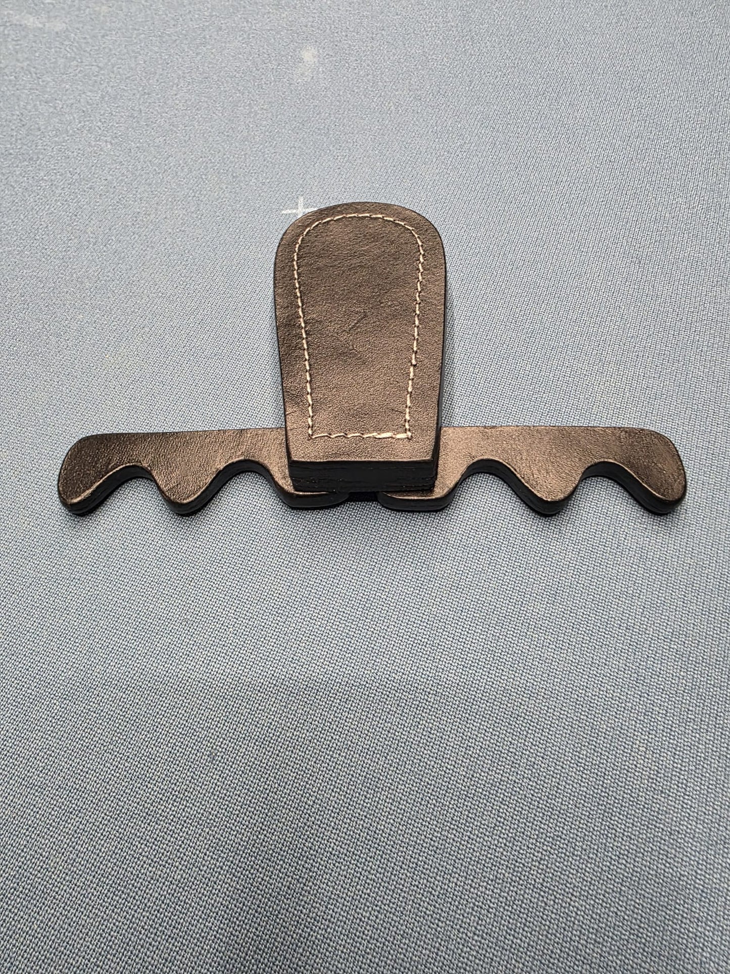 Folding portable cue rack