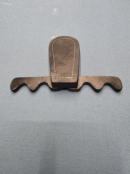 Folding portable cue rack